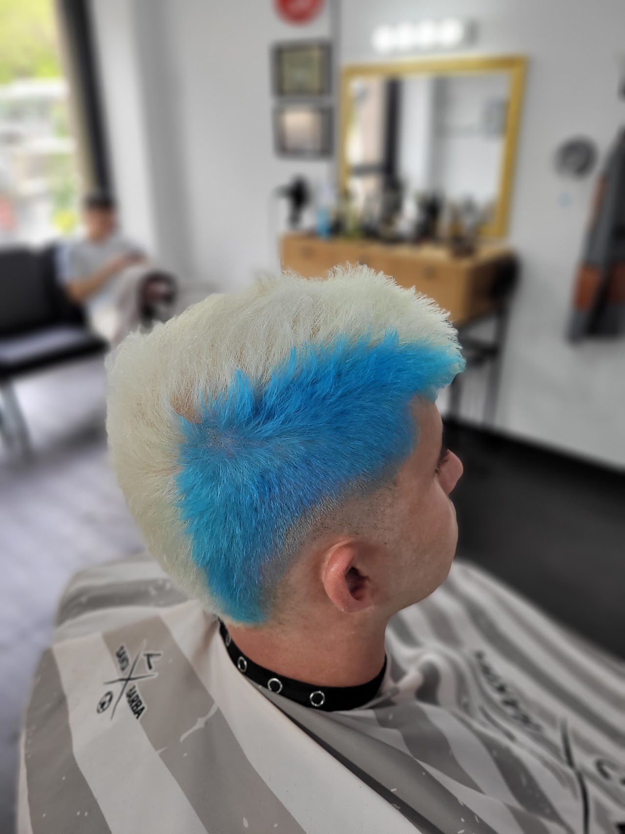 Coloración de fantasía realizada en Santa Barba Barbería